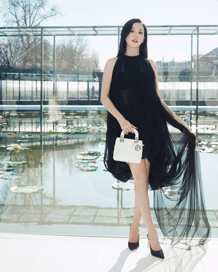 Tampil anggun nan elegan setiap saat, BLINK, sebutan resmi untuk para penggemar BLACKPINK, tidak pernah bosan melihat gaya sang idol, terbukti dengan look Jisoo yang kerap dibahas dengan antusias di media sosial. / Foto: instagram.com/sooyaaa__