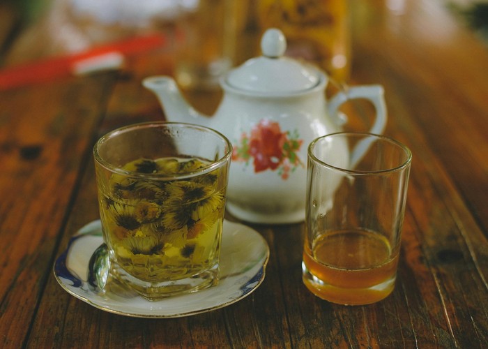 Teh herbal aman dikonsumsi dalam jumlah yang cukup banyak sepanjang hari karena tidak mengandung kafein
