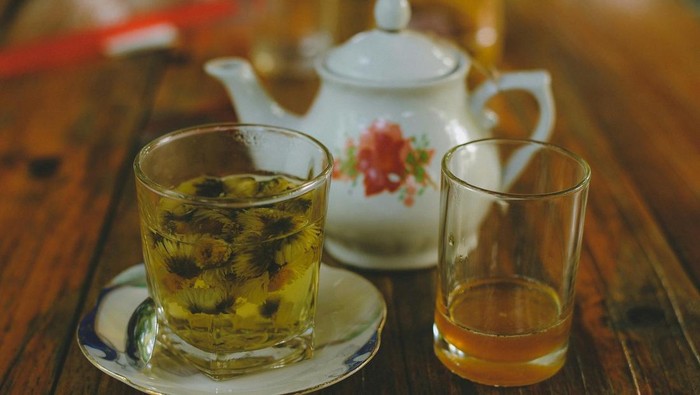 Teh herbal aman dikonsumsi dalam jumlah yang cukup banyak sepanjang hari karena tidak mengandung kafein