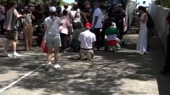 Aksi Demonstran Cegat Bus Timnas Putri Iran di Australia