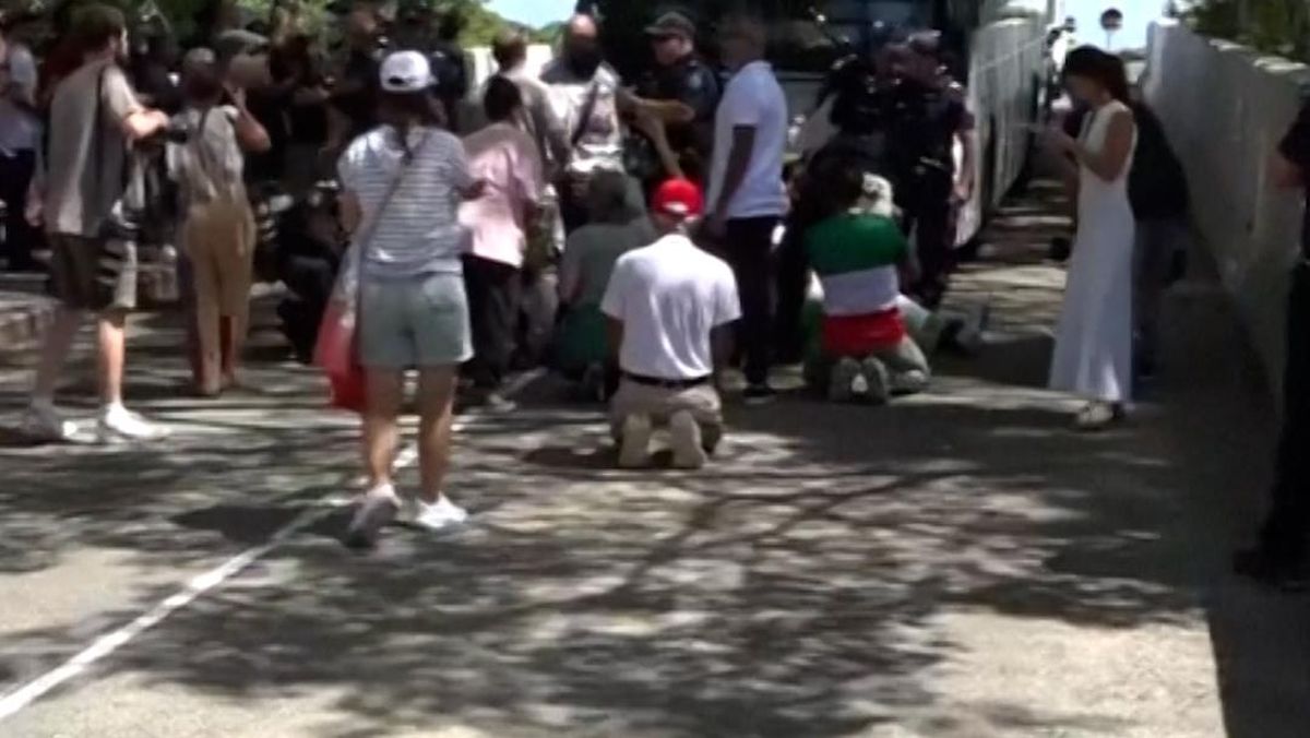 Aksi Demonstran Cegat Bus Timnas Putri Iran di Australia