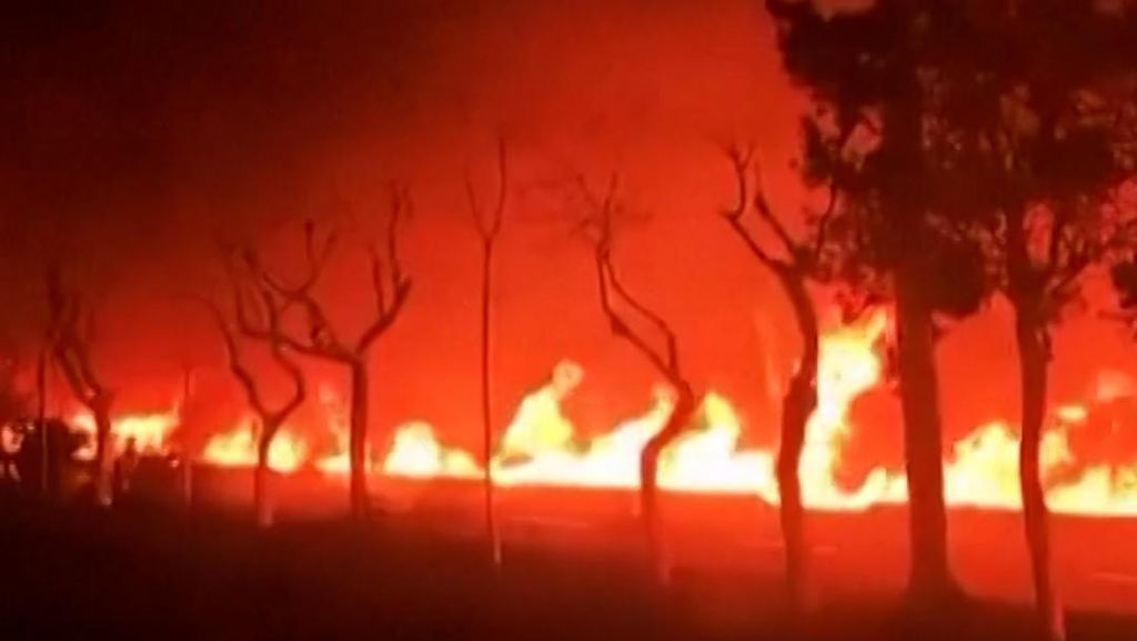 Penampakan Jalan Raya di Iran Kebakaran usai Serangan Udara Israel