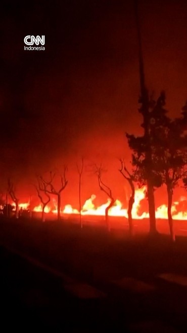 Penampakan Jalan Raya di Iran Kebakaran usai Serangan Udara Israel