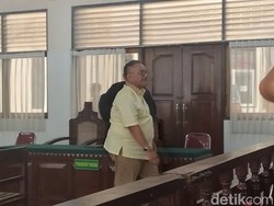 Tipu Klien Rp 1,81 Miliar, Advokat Togar Situmorang Dituntut 2,5 Tahun Penjara