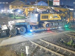 Truk Trailer Nyangkut di Perlintasan Kaligawe Semarang Bikin 10 KA Terlambat