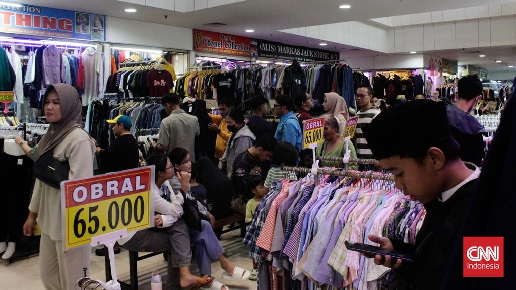 FOTO: Warga Berburu Baju Bekas Demi Tampil Modis di Hari Raya Lebaran