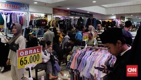 FOTO: Warga Berburu Baju Bekas Demi Tampil Modis di Hari Raya Lebaran