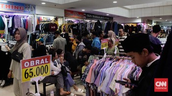 FOTO: Warga Berburu Baju Bekas Demi Tampil Modis di Hari Raya Lebaran