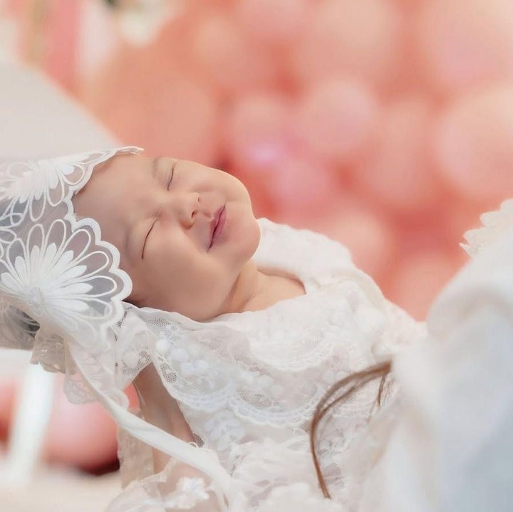 <p>Putri pertama Vicy Melanie dan Kevin Aprilio, Kimova Dasha Aprilio, lahir pada 5 Oktober 2025. Tak berselang lama setelah lahir, Kimova langsung menggelar tasyakuran aqiqah. Dalam fotonya, Si Kecil ini tampak tersenyum manis, Bunda. Ia tampil mengenakan <em>dress</em> dan penutup kepala berwarna putih yang membuatnya terlihat semakin menggemaskan. (Foto: Instagram @kimovadashaaprilio)</p>