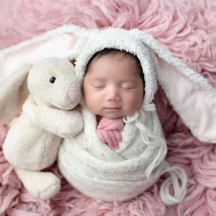 <p>Komika Kiky Saputri melahirkan anak pertamanya pada tahun 2025 dan diberi nama Kayesha Nadha Khairi. Saat baru lahir, Si Kecil yang akrab disapa Kayya ini sudah melakukan sesi <em>photoshoot</em>. Ditemani boneka kelincinya, Kayya tampak tertidur dengan menggemaskan. Belum lama ini, dirinya baru saja berulang tahun yang pertama. "Nak, 20 Februari tahun lalu kamu lahir dari rahim Bunda. Tepat hari ini Kayya berusia 1 tahun. Sehat ya Nak, panjang umur, bahagia, dipenuhi kebaikan dan keberkahan serta manfaat bagi banyak orang," tulis Kiky lewat Instagram-nya. (Foto: Instagram @kikysaputrii)</p>