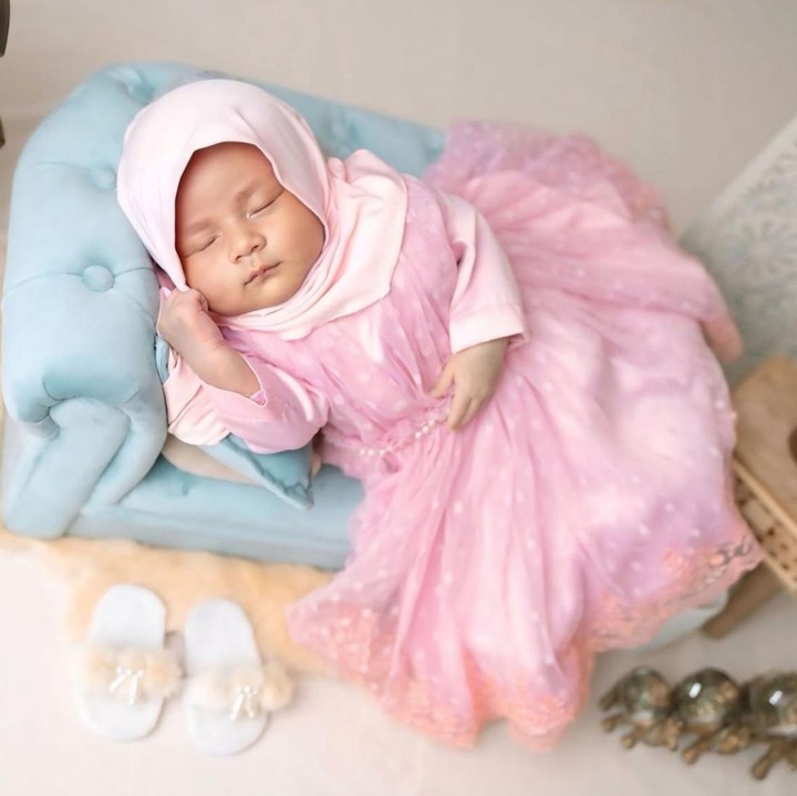 <p>Anak kedua pasangan Lesti Kejora dan Rizky Billar, Leshia Tivana Billar, terlihat begitu menggemaskan saat mengenakan <em>dress</em> berwarna pink dalam sesi <em>photoshoot</em>. Penampilannya tampak semakin manis dengan hijab yang dipakainya. Dalam fotonya, Leshia tertidur nyenyak sambil bersender di kursi mungilnya, Bunda. (Foto: Instagram @leshiativana)</p>