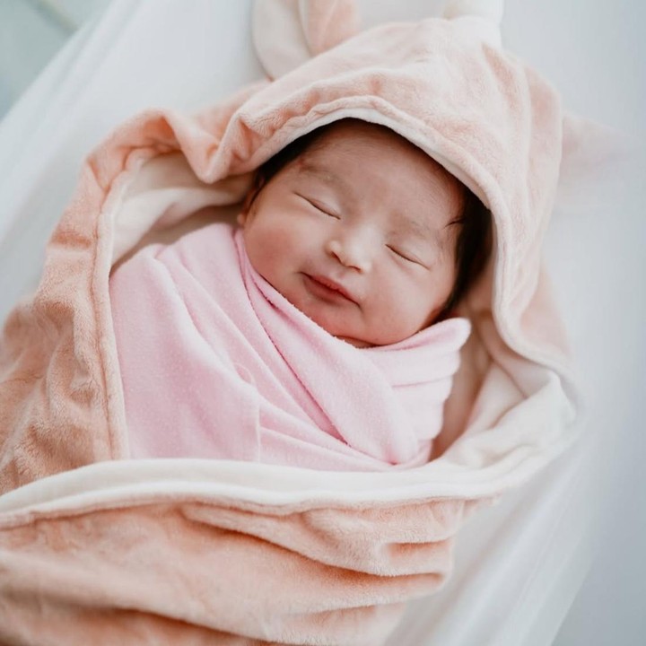 <p>Anak kedua penyanyi dangdut Siti Badriah, Xandraya Zevora Davanee Baharudin, kini sudah berusia sepuluh bulan, Bunda. Ketika baru lahir, Siti langsung mengabadikan momen sang putri. Si Kecil ini terlihat tersenyum tipis dengan balutan bedong yang membuatnya tampak semakin menggemaskan. (Foto: Instagram @sitibadriahh)</p>