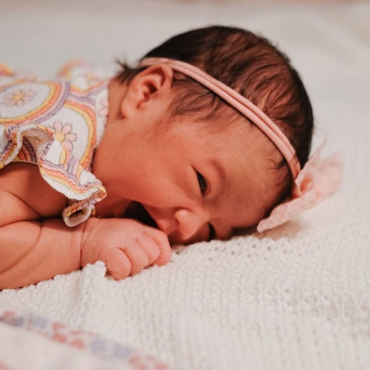 <p>Anak ketiga Acha Sinaga dan Andy Ambarita, Jemima Rose Ambarita, terlihat begitu manis saat fotonya diunggah oleh sang Bunda lewat Instagram. Meski baru beberapa hari lahir, Si Kecil ini sudah tampil ceria lho, Bunda. Sebelumnya, Acha juga sempat membagikan arti nama Jemima yang begitu indah. "JEMIMA, melambangkan 3 hal: Kemurnian dan Kepolosan. Kecantikan dan Keanggunan. Pemulihan dan Berkat," tulisnya. (Foto: Instagram @achasinaga)</p>