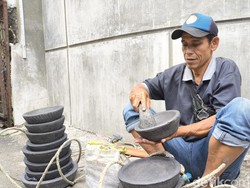 Pikul Cobek-Susuri Jalanan, Perjuangan Acis Cari Nafkah di Bandung