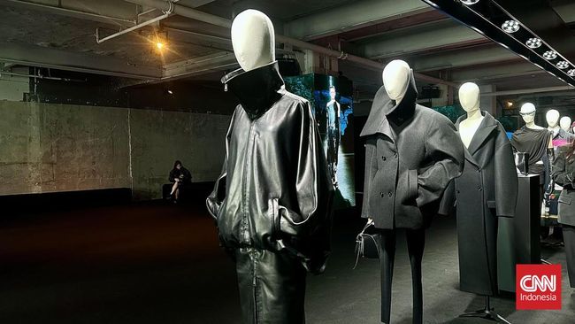 Balenciaga di bawah direktur kreatif Pierpaolo Piccioli merilis koleksi runway kedua di Paris Fashion Week. Koleksi ini bertajuk 'ClairObscur'.