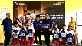Dukung Pendidikan, Bank Mandiri Bagikan Ribuan Tas bagi Siswa Lombok