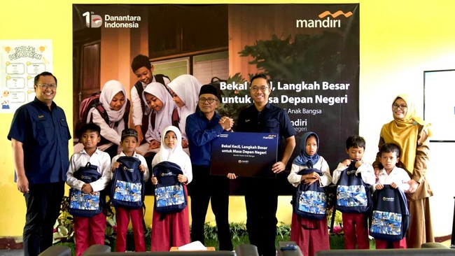 Melalui program Mandiri Peduli Sekolah: Buku Mandiri untuk Negeri, disalurkan lebih dari 33 ribu paket tas sekolah pada siswa SD di berbagai wilayah Indonesia.