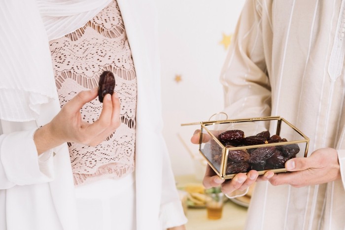 Perbekalan makanan dan minuman tetap penting meski kamu mudik saat puasa. Hal ini agar kamu tetap bisa buka puasa apalagi jika terjebak kemacetan dan tidak bisa mampir di rest area. / Foto: Freepik.com