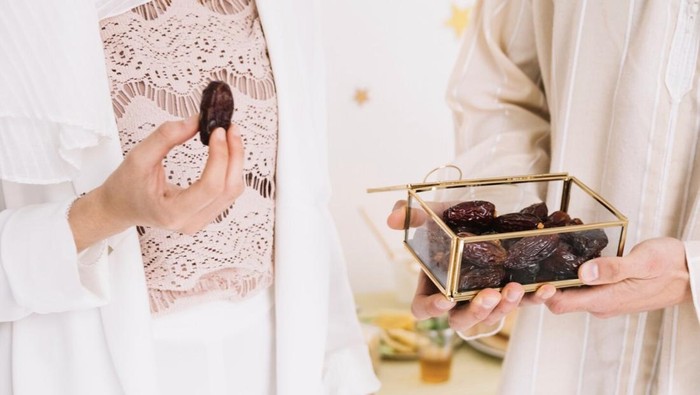 Perbekalan makanan dan minuman tetap penting meski kamu mudik saat puasa. Hal ini agar kamu tetap bisa buka puasa apalagi jika terjebak kemacetan dan tidak bisa mampir di rest area. / Foto: Freepik.com