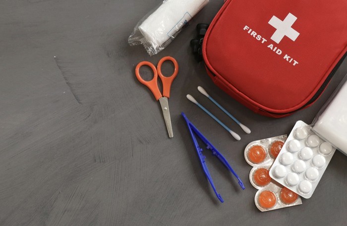 Perlengkapan darurat seperti kotak P3K dan peralatan untuk memperbaiki mobil penting untuk dibawa saat mudik. / Foto: Pexels.com/Roger Brown