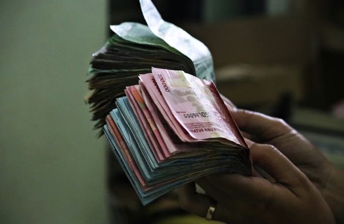 Bawa uang tunai secukupnya karena belum tentu di perjalanan mudik kamu bisa melakukan transaksi secara digital terus menerus./ Foto: Unsplash.com/Mufid Majnun