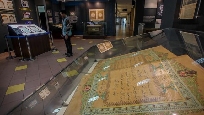 Di Jakarta, terdapat museum bersejarah untuk mengenal lebih dalam Al-Qu'ran. Lokasinya di Bayt Al-Qur'an & Museum Istiqlal (BQMI), TMII, Jakarta Timur.