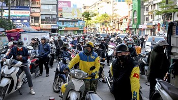 FOTO: BBM Vietnam Menipis Imbas Perang Iran, Antrean di SPBU Mengular