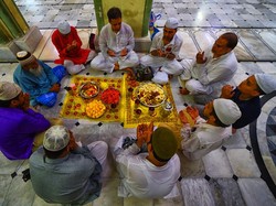 Orang yang Itikaf Boleh Makan di Masjid? Ini Kata Ulama