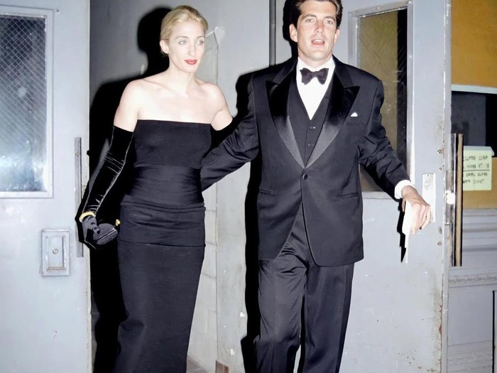 Carolyn Bessette mengenakan tube dress hitam dari Yohji Yamamoto