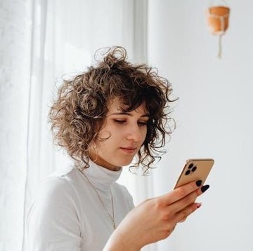 6 Ciri Kepribadian Orang yang Tidak Langsung Membalas Pesan Meski Sudah Membacanya