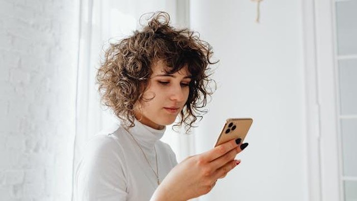 6 Ciri Kepribadian Orang yang Tidak Langsung Membalas Pesan Meski Sudah Membacanya