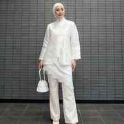 Get The Look: Inspirasi Outfit Lebaran Serba Putih ala Mega Iskanti