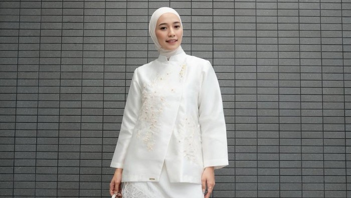 Get The Look: Inspirasi Outfit Lebaran Serba Putih ala Mega Iskanti