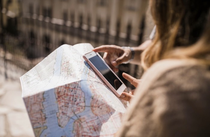 Kamu bisa menggunakan aplikasi navigasi seperti Google Maps lalu download peta untuk digunakan secara offline agar tidak repot saat tiba-tiba tidak ada sinyal internet di perjalanan. / Foto: Freepik.com