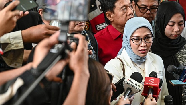 Kuasa hukum dari pemohon Yaqut Cholil Qoumas, Mellisa Anggraini (kedua kanan) memberikan keterangan usai pembacaan sidang putusan praperadilan atas penetapan tersangka oleh KPK di Pengadilan Negeri Jakarta Selatan, Jakarta, Rabu (11/3/2026). Hakim tu