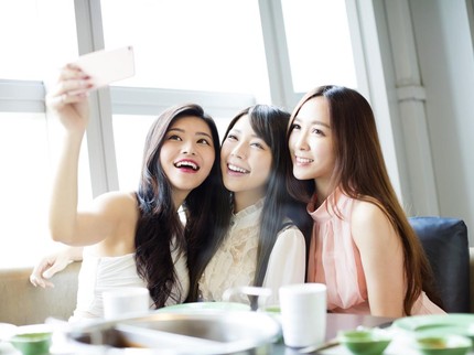 5 Zodiak Terlahir Ekstrovert yang Mudah Berteman dengan Siapa Saja