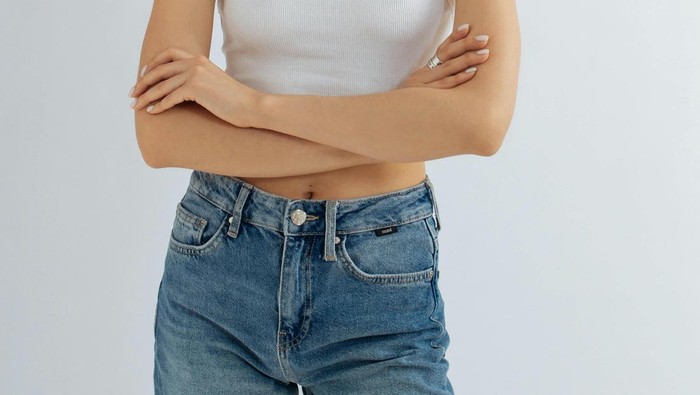 Tank top klasik adalah wardrobe staple ala 90-an.