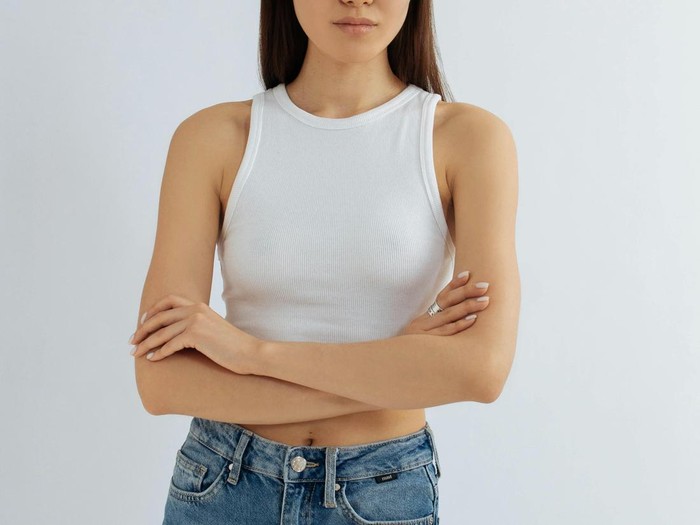 Tank top klasik adalah wardrobe staple ala 90-an.