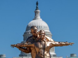 Trump Disindir Bertubi-tubi Pakai Patung, dari Pose Titanic-Singgasana Toilet