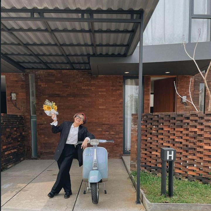 <p>Bunda masih ingat dengan nama Aci Resti? Komika asal Tangerang, Banten, ini memiliki rumah mewah bergaya minimalis, dengan setiap sudutnya dirancang <em>Instagramable</em> dan nyaman banget, lho, Bunda. (Foto: Instagram @aciresti)</p>