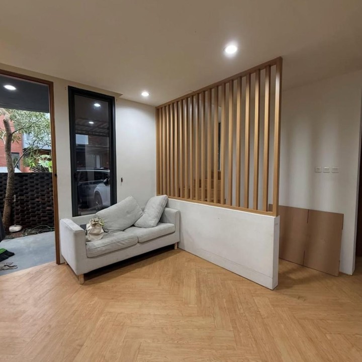 <p>Pemilik nama asli Resti Surtika ini tinggal di kawasan Jakarta Barat, tepatnya di Joglo dalam sebuah <em>cluster</em>, Bunda. Lewat unggahan di Instagram pribadinya, Aci menceritakan perjalanan hidupnya yang pernah berada di titik sulit, dan rumah ini menjadi rumah pertamanya. "Ini adalah rumah pertama yg gua beli. Dia jadi saksi bisu perjuangan gua. Dia juga tau capeknya gua kayak apa haha seru. Karena Alhamdulillah skrg gua dan suami udh punya rumah kedua," tulis Aci. (Foto: Instagram @aciresti)</p>