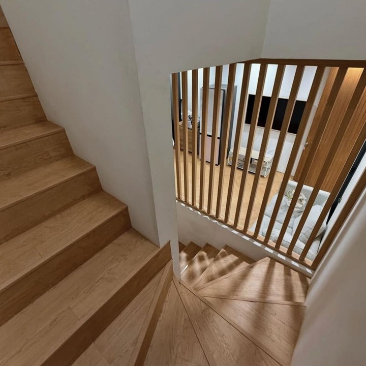 <p>Kalau kita menoleh ke sisi tangga, terlihat tangga melingkar yang menjadi salah satu titik menarik di rumah Aci. Tangga ini juga didesain dengan lantai bermotif kayu, menambah kesan <em>warm</em> dan <em>aesthetic</em> pada rumahnya, Bunda. (Foto: Instagram @aciresti)</p>