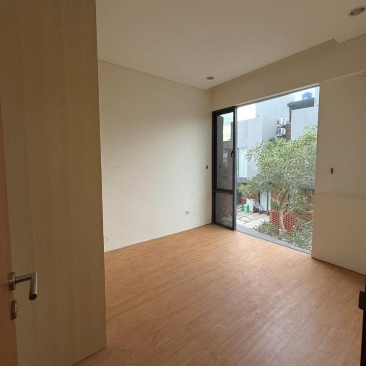 <p>Melipir ke kamar utama yang terdapat di lantai dua, Aci memiliki ruangan yang luas dan nyaman. Terlihat jendela besar yang menghadap langsung ke area depan rumah. Cahaya alami dari luar pun masuk dengan hangat. (Foto: Instagram @aciresti)</p>