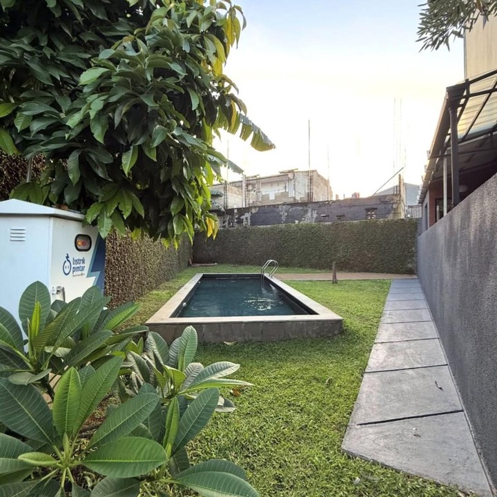 <p>Salah satu spot paling <em>eye-catching</em> dari rumah Aci adalah kolam renangnya yang lebar dan langsung menyatu dengan halaman rumah yang cukup luas, Bunda. Area ini jadi tempat paling cocok untuk bersantai atau sekadar berenang menikmati akhir pekan. (Foto: Instagram @aciresti)</p>