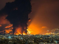 Warga Iran Terjebak di Antara Bom-Rezim, Takut Hujan Asam