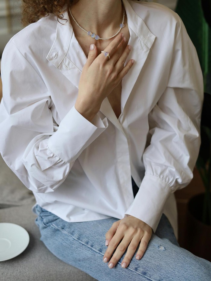 Padukan kemeja putih dengan denim