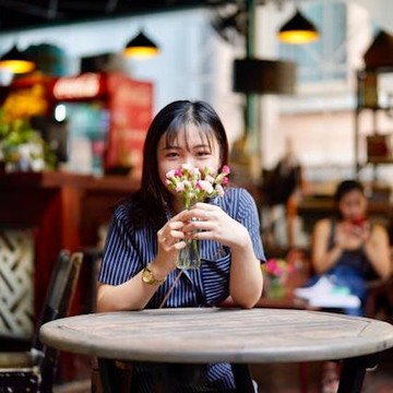 7 Ciri Kepribadian Orang yang Selalu Menggerakkan Kakinya saat Duduk