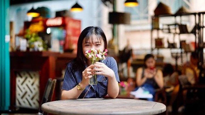 7 Ciri Kepribadian Orang yang Selalu Menggerakkan Kakinya saat Duduk