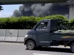 Asap Hitam Membumbung, Pabrik Mebel di Babakan Ciparay Terbakar