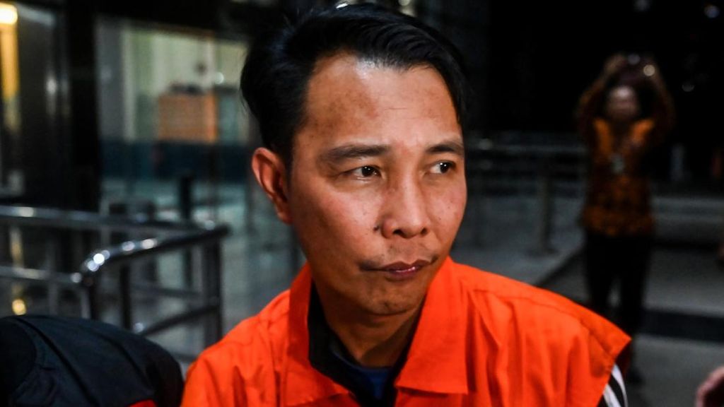 FOTO: Bupati Rejang Lebong Bengkulu Digelandang ke Tahanan Usai OTT